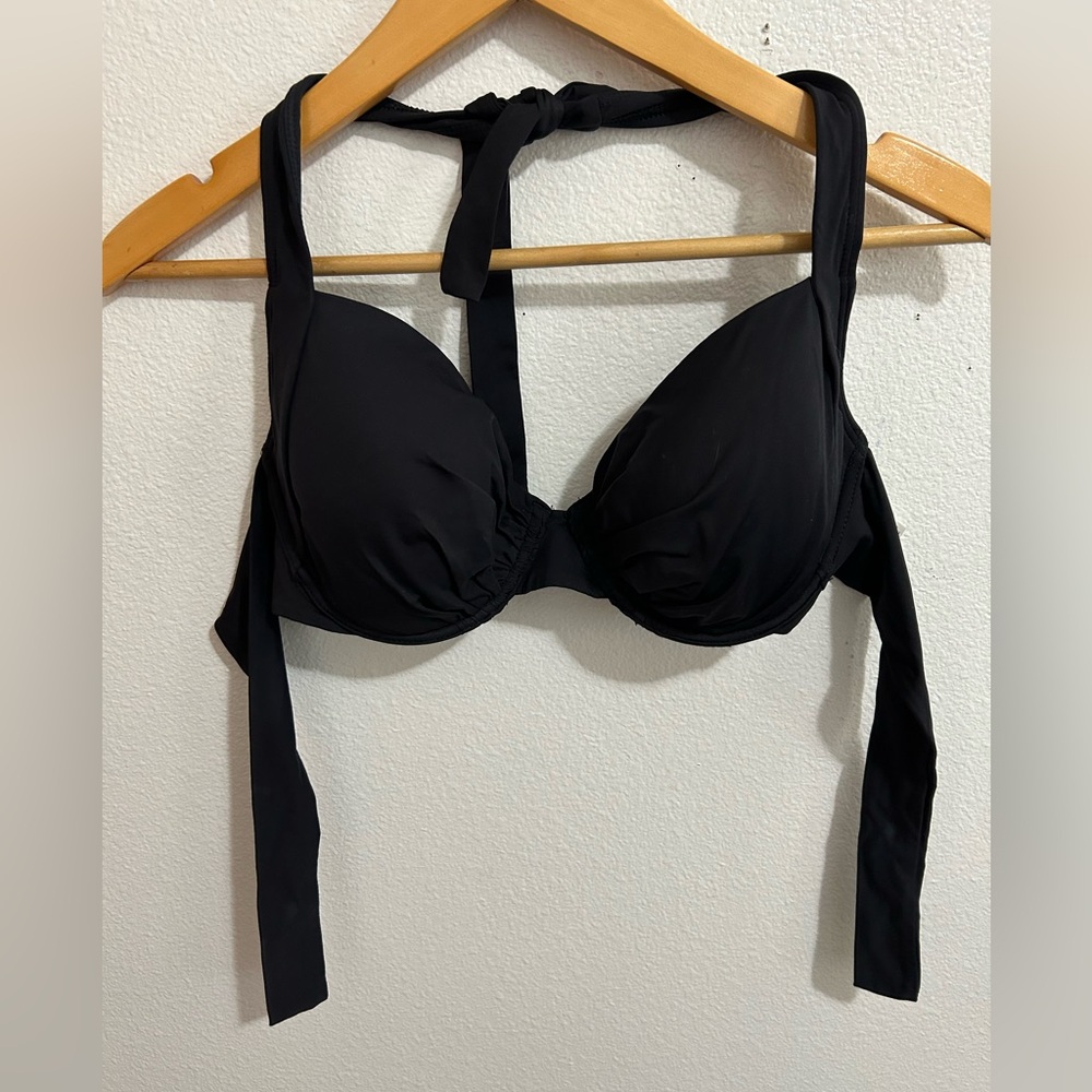 Tommy Bahama swim top size 34DD.